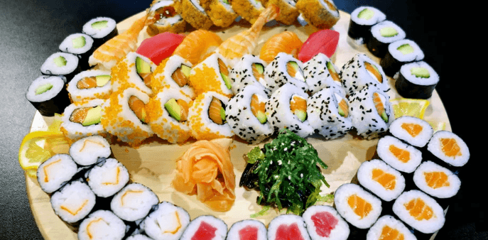 44 ks sushi s wasabi, zázvorem a sushi salátem