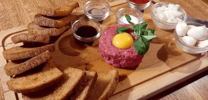 300g nemíchaný tatarák z pravé svíčkové + topinky