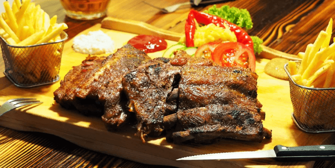 Uzená žebra z grilu, 500 g, hranolky a obloha