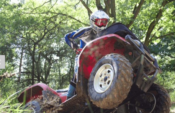 Jízda na čtyřkolce ATV na specializované trati
