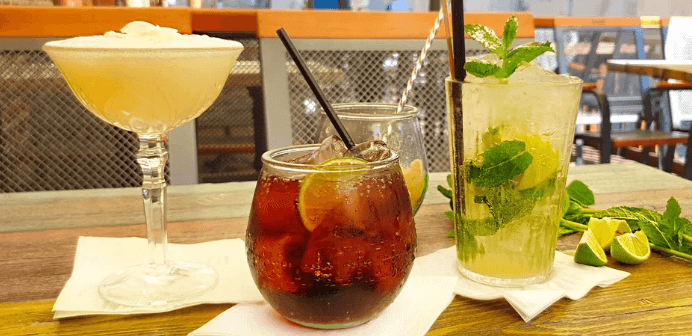 Frozen piña colada, mojito nebo cubata
