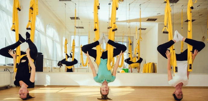 Lekce fly yogy – úžasného vzdušného cvičení