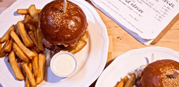 Hovězí burger, hranolky a omáčka