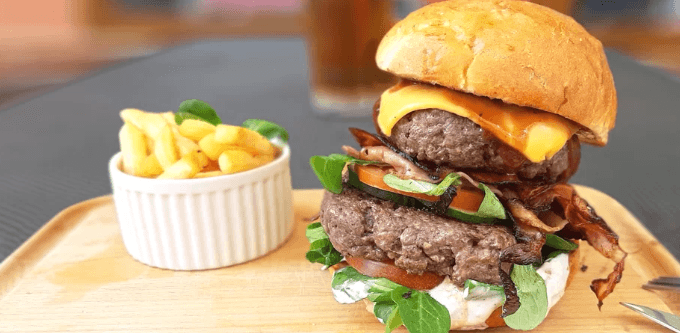 2× klasický burger a hranolky