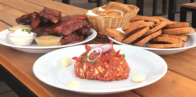 Kilo uzených žeber a 300 g tataráku s topinkami