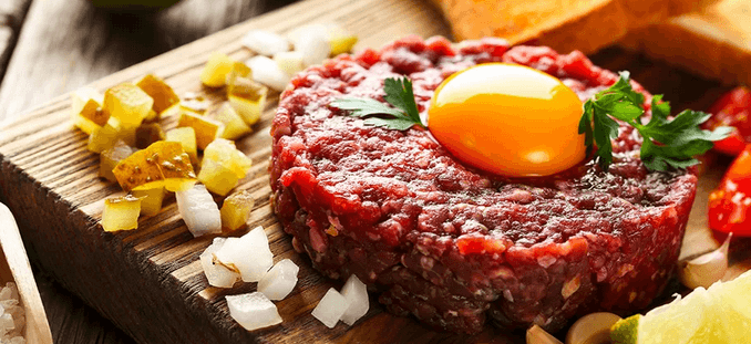 300 g jemně nasekaného hovězího zadního + topinky