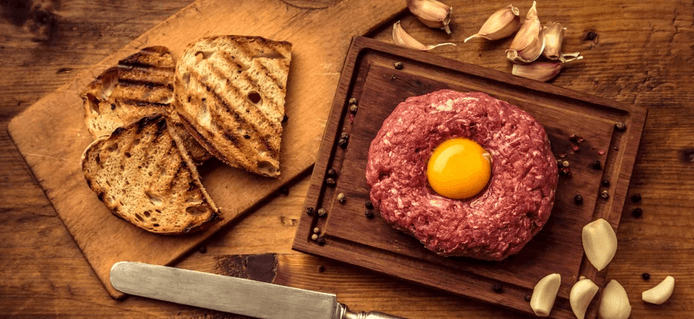 300 g tatarák s topinkami 