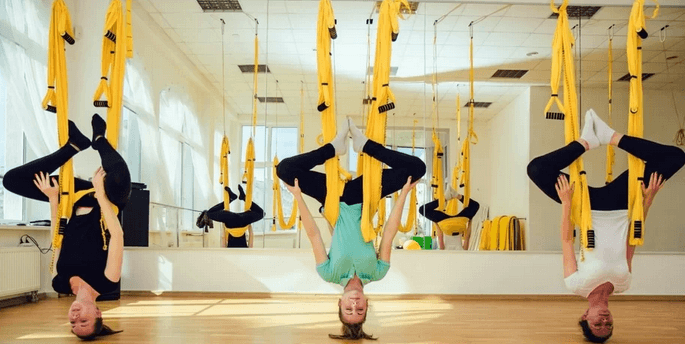 3× cvičební lekce Fly jógy (létající jógy) 