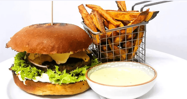 Cheeseburger nebo Oregon burger a domácí hranolky