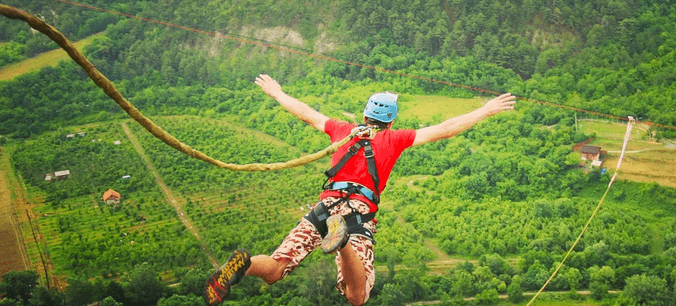 Extrémní bungee jumping z 50 metrů z jeřábu
