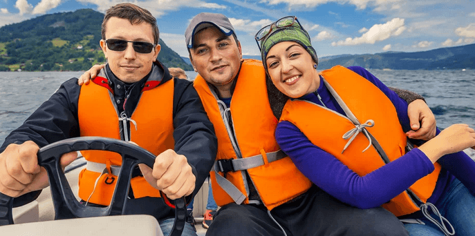 1,5 hodiny zapůjčení motorového benzínového člunu 