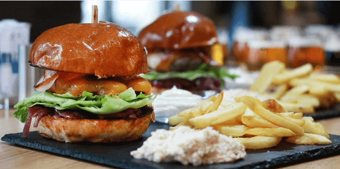 Hovězí burger, hranolky, coleslaw a sada piv
