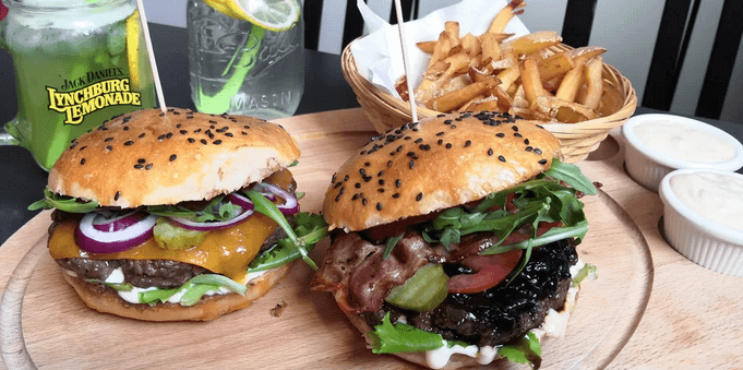 Burger podle výběru z 5 druhů, hranolky