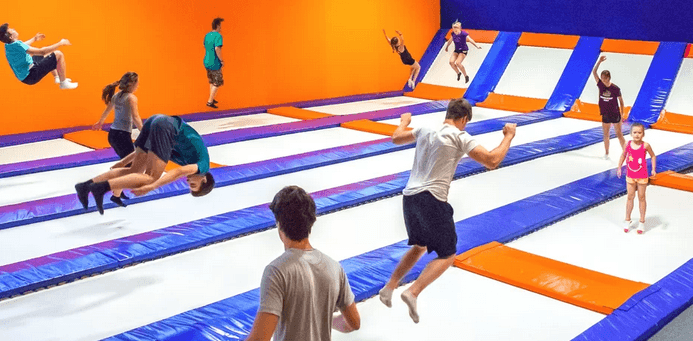 Dovádění na trampolínách nebo parkouru v aréně 