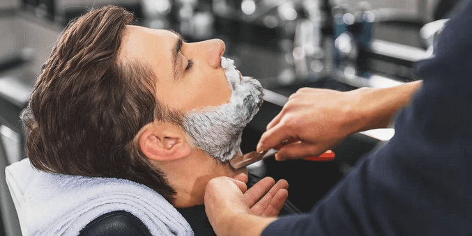 Holení hot towel a střih 