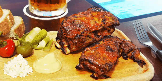 500 g pikantních pečených vepřových žeber