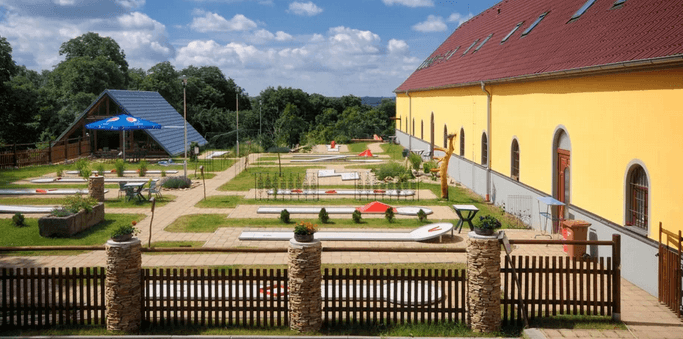 Celodenní vstup na minigolf a do zoo farmy pro 2