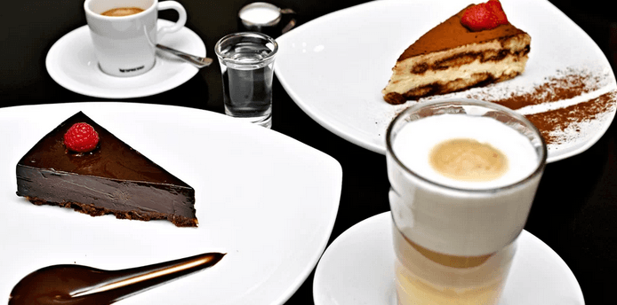 Tiramisu, cheesecake nebo čokoládový dort a nápoj