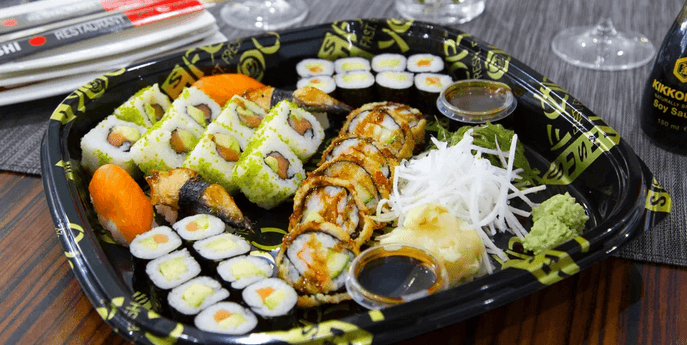 Sushi sety s avokádem i několika druhy ryb 