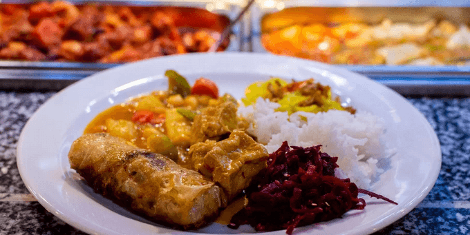 300 g jídla podle výběru ve veganském bufetu