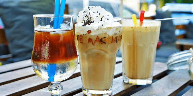 Ledová káva, frappé s vanilkovou zmrzlinou