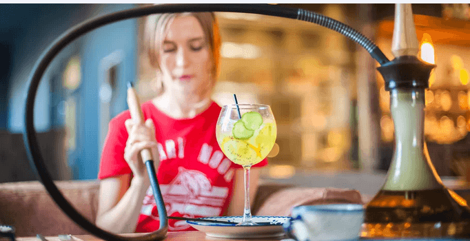 2× alkoholický nebo nealkoholický míchaný drink