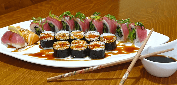 Sushi menu se sezamovou rolkou a avokádem (18 ks) 