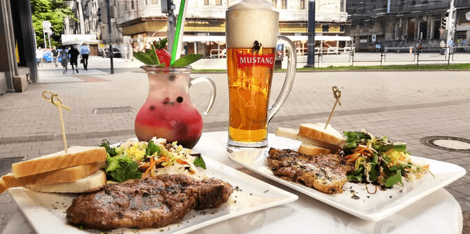 Steak s přílohou, salát a pivo pro 2