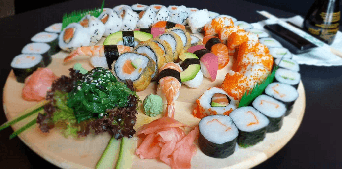 Set s 28 kousky sushi