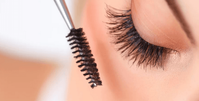 Tvarování a barvení obočí a řas či Lash Lifting 