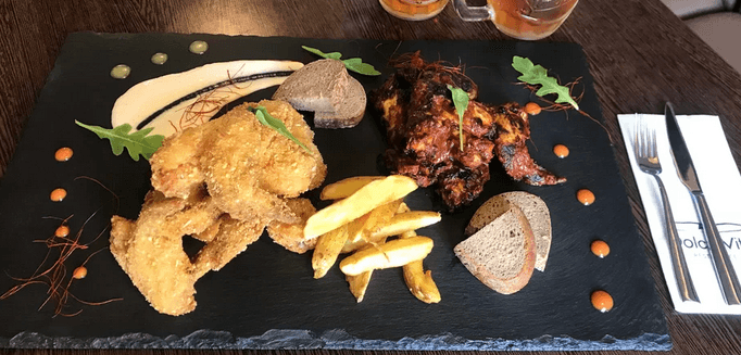 1 kg křidýlek, 2 velká piva, americké brambory 