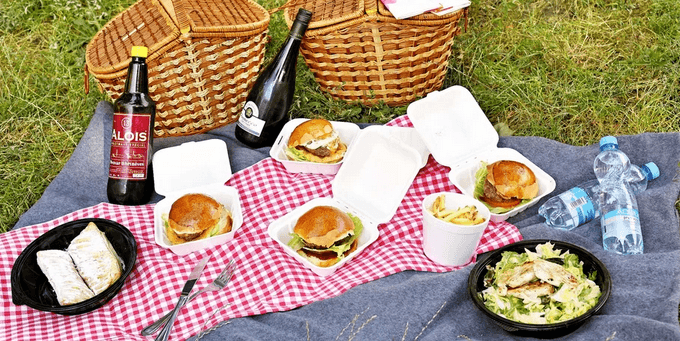 Piknik s miniburgery dezertem i proseccem či pivem