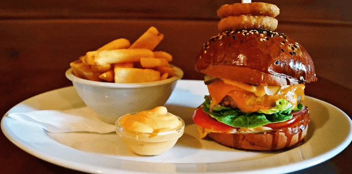 Burger, hranolky a dip dle výběru 