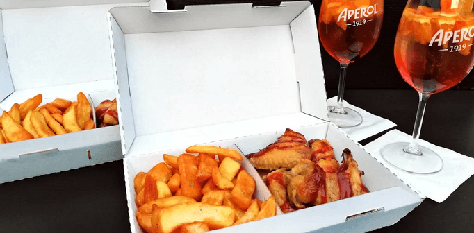 Opečená křidélka, hranolky i pivo nebo aperol
