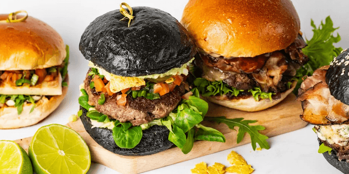 Hovězí burger, hranolky a domácí citronáda