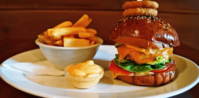 Burger, hranolky a dip dle výběru 