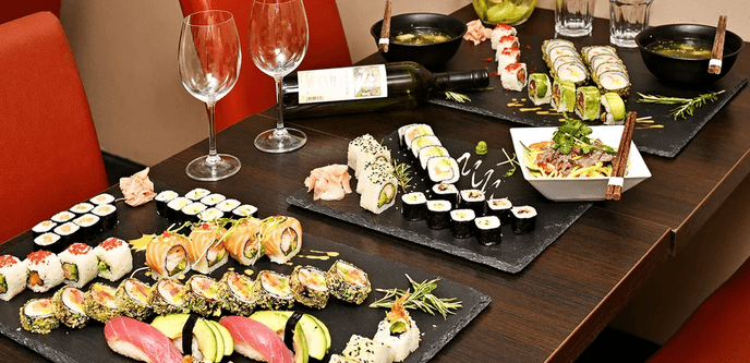 Sushi sety s mangovým salátem i citronádou
