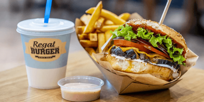 Burgerové menu s hranolky a bezedným nápojem