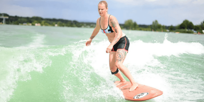 30 min. wakesurfingu či wakeboardingu