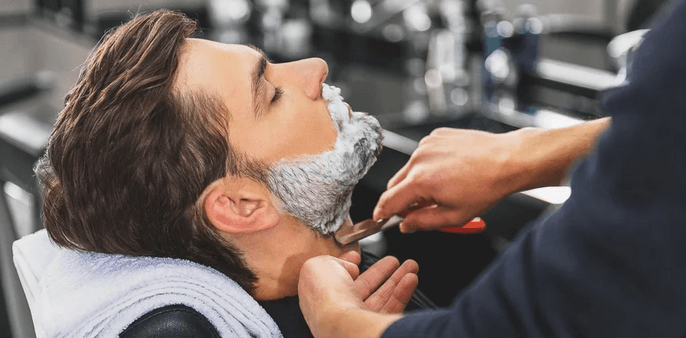 Holení hot towel a střih 