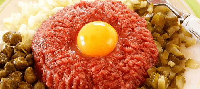 250g tatarský biftek a topinky 