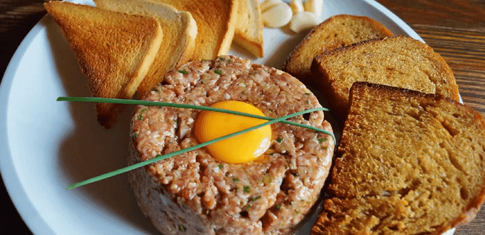 300 g hovězího tataráku (hovězí zadní, svíčková) 