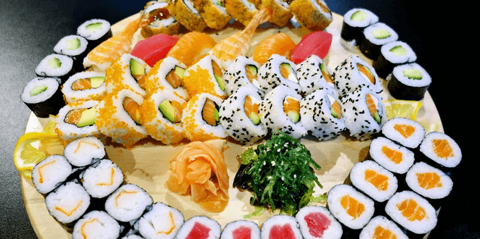 30 ks sushi s wasabi, zázvorem a sushi salátem