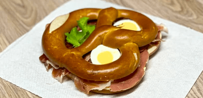 Plněný preclík podle výběru a espresso