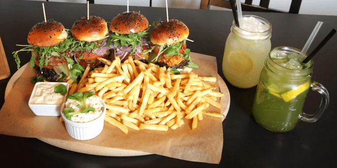 4 miniburgery, hranolky, salát, limonáda pro dva
