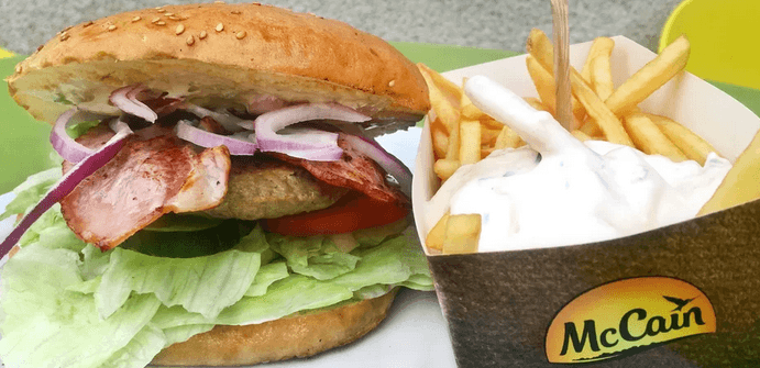 Cheese nebo bacon burger s hranolky a omáčkou 