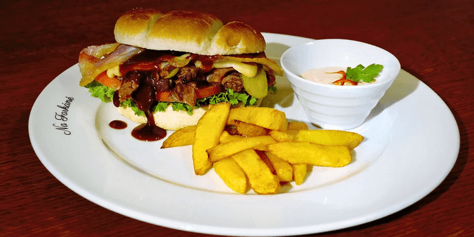 Burger s trhanou hovězí plecí v bramborové bulce