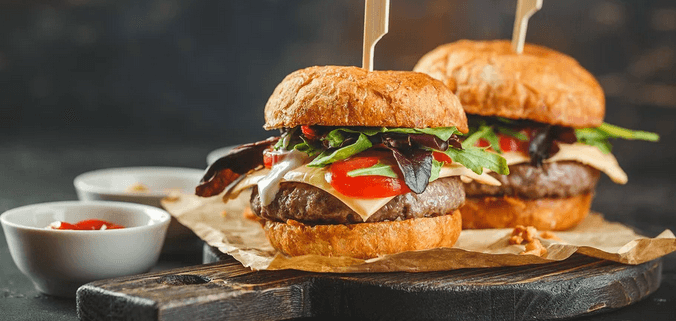 Cheeseburger s bramborovou slámou 