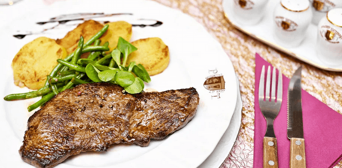 Uruguayský rump steak se salátem