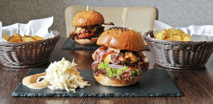 Burger s trhanými žebírky a bramborové chipsy 